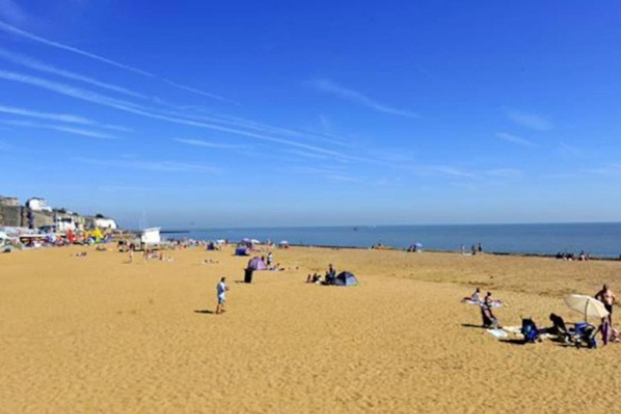 Seas The Day - Beachfront Apartment - Sleeps 4 램즈게이트 외부 사진