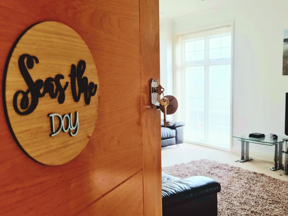 Seas The Day - Beachfront Apartment - Sleeps 4 램즈게이트 외부 사진